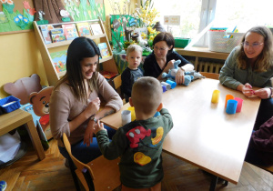 Do wykonania gąsienicy zabrali się również przyszli przedszkolacy z rodzicami.