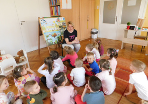 Pani Ania czyta wiersz "Gąsienica - tajemnica".