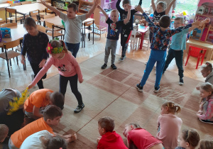 Wiosna – Lenka budzi kwiaty w zabawie muzycznej.