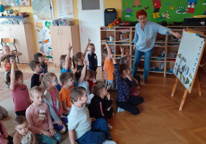 Krasnoludki układają ptaki z części i dobierają podpisy.