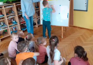 Kamil S. wpisuje hasło do krzyżówki.