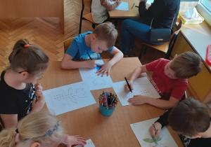 Krasnoludki wykonują działania na kartach pracy, mali goście kolorują obrazki.
