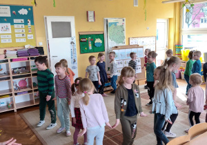 Dzieci żegnają zimę tańcem "Pingwinek".