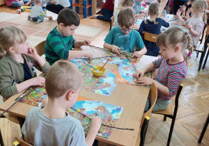 Dzieci pilnie pracują, by stworzyć "Pierwsze bazie" -dekorację do kącika przyrody.