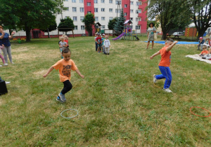 Chłopcy z grupy "Słonezcek" pokonują slalom.
