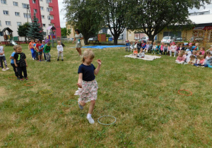 Zuzia dokładnie omija małe obręcze.