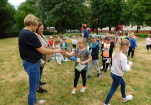 Pani Ania wręcza nagrody "Krasnoludkom".