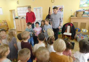 Nela, Lenka Miłosz i Radek stworzyli małą orkiestrę.