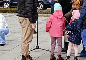 Michalinka częstuje się jajeczkiem.