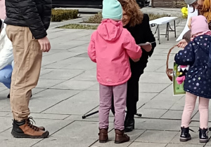 Pani Burmistrz wręcza dyplom.