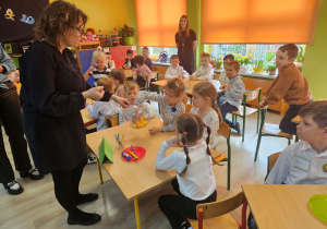 Oliwia losuje jajeczko z kuli.