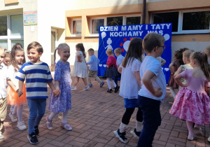 „Krasnoludki” tańczą taniec pt.„ Rusałka”.