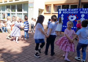 Dzieci tańczą w parach.