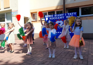 Dziewczynki z grupy „ Krasnoludków” tańczą z pomponami.