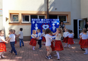 Przedszkolaki z grupy Słoneczek tańczą „Poleczkę”.