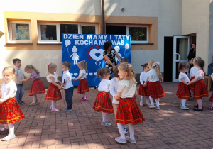 Dzieci prezentują figury „Poleczki”.