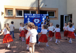 „Słoneczka” w parach wykonują obroty taneczne.