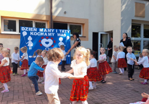 Kolejne figury „Poleczki” w wykonaniu naszych przedszkolaków.