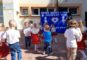 Przedszkolaki tańczą w parach.
