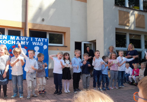Wspólny śpiew dziewczynek i chłopców.