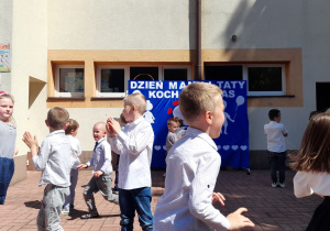 „Żabki” tańczą w parach.