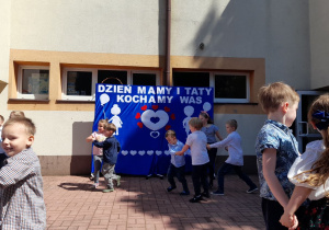 Dzieci tańczą dla swoich rodziców.