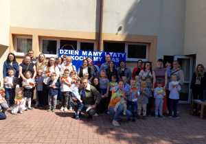 Pamiątkowe zdjęcie dzieci z grupy „Żabek” z rodzicami.