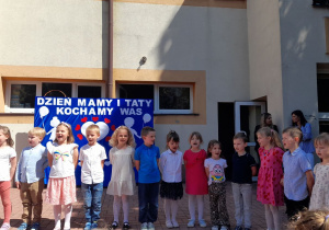 Przedszkolaki śpiewają piosenkę „Rodzinny Twist”.