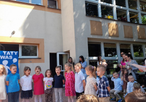 „Misiaczki” śpiewają piosenkę dla Rodziców.