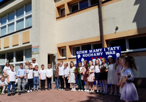 Dzieci z grupy "Biedronek" recytują wiersz.