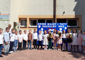 Wszystkie dzieci głośno mówią wiersz dla rodziców.