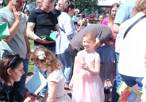 Dzieci wręczają rodzicom laurki.