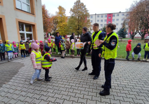 Pani Ewelinka trzyma pojemnik z odblaskami.