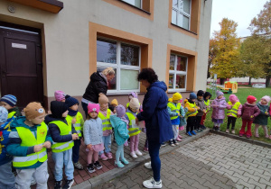Pani Renatka rozdaje odblaski ,,Słoneczkom”.
