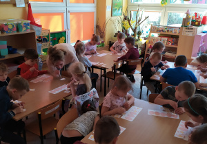 Profilaktyczne zabawy logopedyczne pt. "Ćwiczenia aparatu artykulacyjnego z wykorzystaniem słomki" w grupie Krasnoludków prowadzone przez panią Zosię.