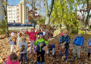 „Słoneczka” podrzucają kolorowe liście.