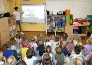 Pani Magdalena pokazuje kolejne ciekawostki o kolei.
