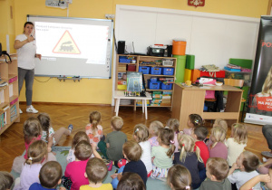 Dzieci poznają kolejne ważne znaki kolejowe.