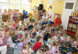 Wszyscy z zaciekawieniem słuchają.