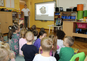 Pani Magdalena wita się z dziećmi.