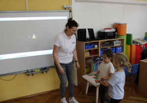 Dziewczynki dziękują za spotkanie i wręczają laurkę dla pani.