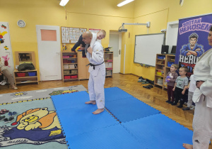 Trener judo trzyma na plecach Wiktora