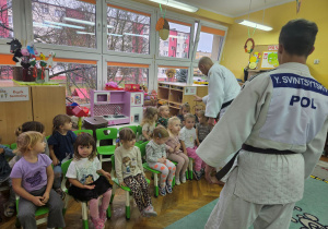 Trenerzy żegnają się z dziećmi