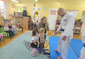 Wiktoria z Mają wręczają trenerom laurkę