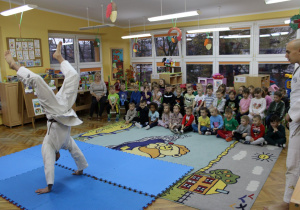 Sportowiec stoi na rękach.