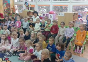 Krasnoludki i Słoneczka siedzą i oglądają pokaz sztuki walki judo.