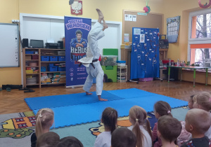 Sportowiec stoi na rękach.