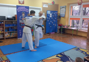 Sportowcy prezentują swoje umiejętności fizyczne.