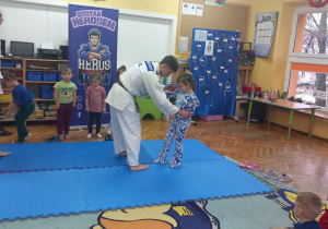 Hania z Krasnoludków poznaje elementy walki judo.