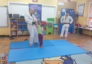 Nikodem z Krasnoludków uczy się sztuki walki judo.
